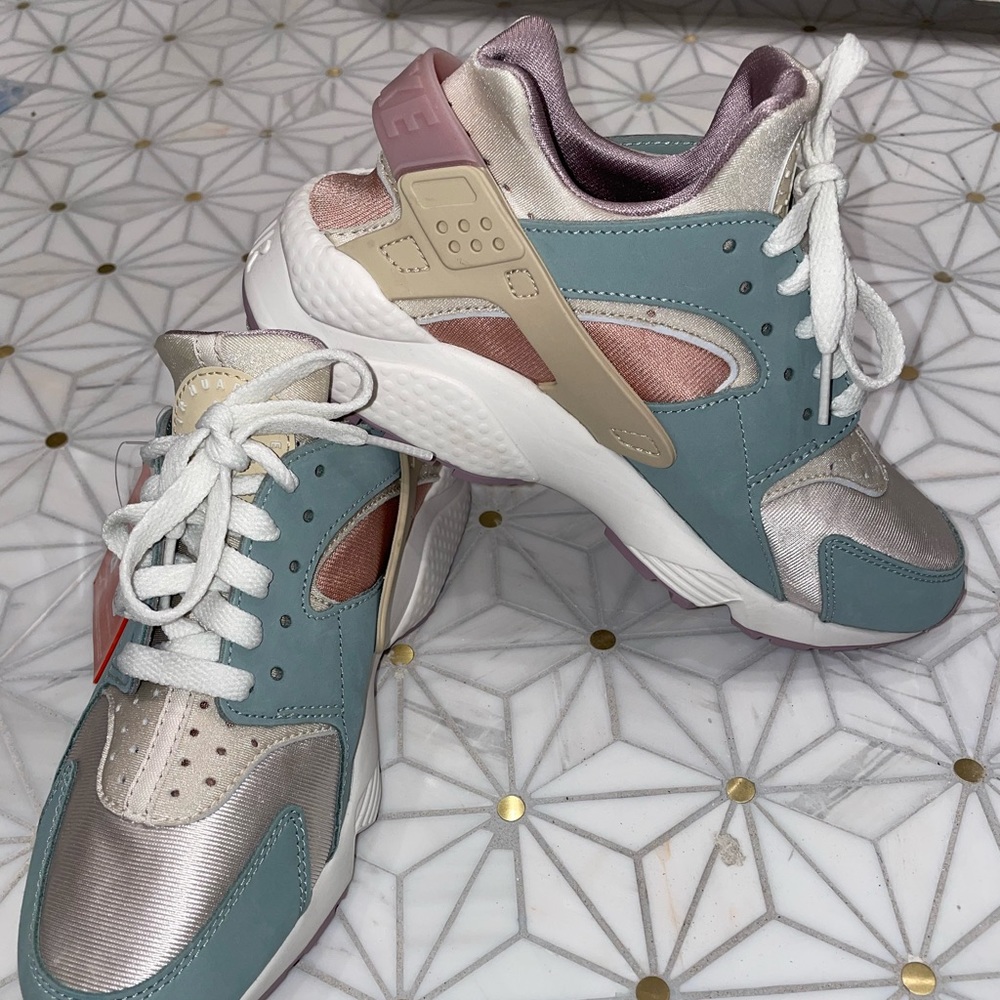 Nike Air Huarache in Dusty Sage